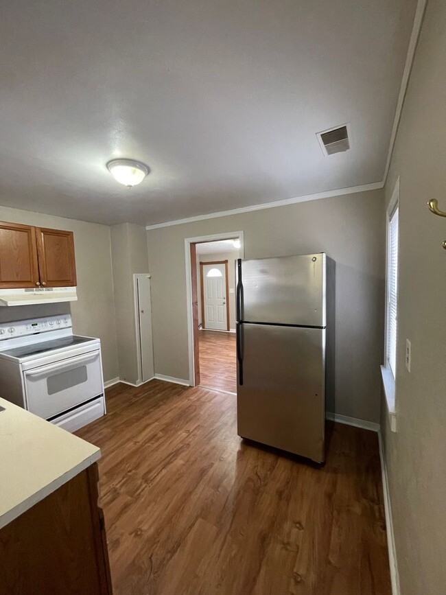 Building Photo - Lovely 2 Bedroom Southside Holland