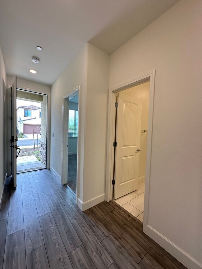 Building Photo - Newer Build Near Wildhawk Golf Course