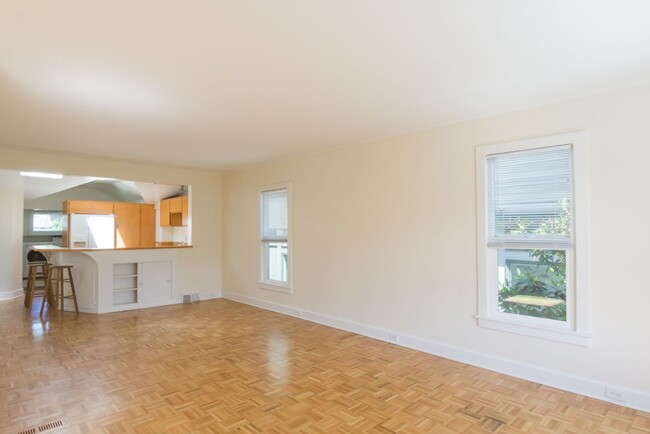 Building Photo - 2bd/1ba Seattle Home