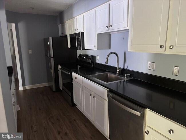 Building Photo - 631 Admiral Dr