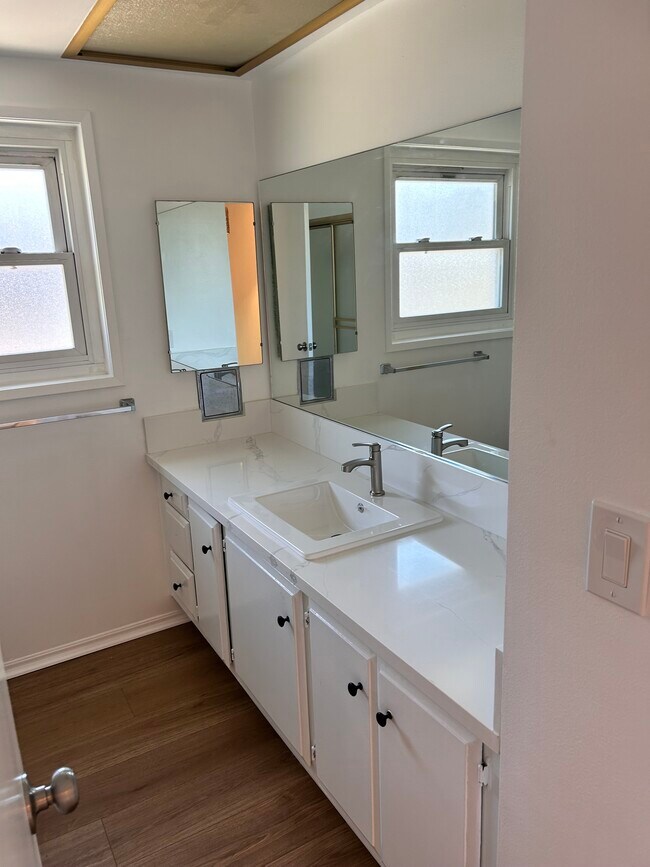 Guest bath - 4565 Almond Ave