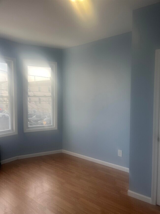 Foto del edificio - 329 Claremont Ave