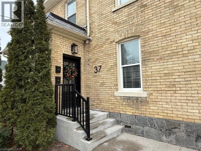 Building Photo - 37 Victoria Ave