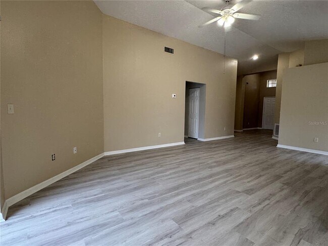 Foto del edificio - 27618 Sky Lake Cir