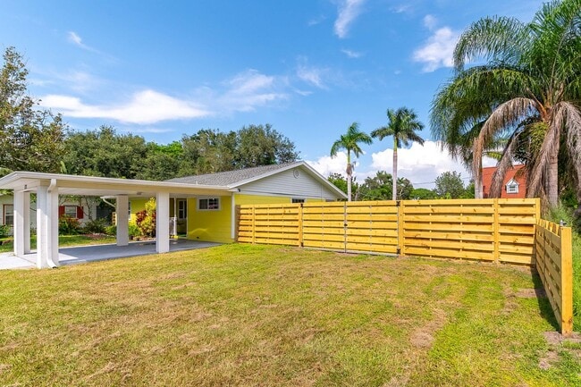 Building Photo - Spacious, Pet Friendly, 2 Bed Home with La...