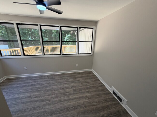 Foto del edificio - Room in House on Heritage Hills Cir