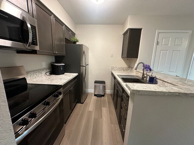 Foto del edificio - Amazing city views  2 bed 1 bath upstairs ...
