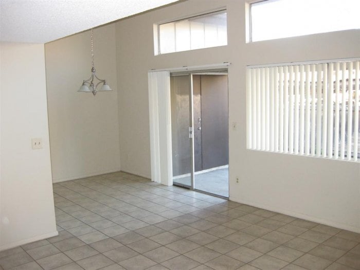 Foto principal - Extra large 3bd/2ba 2 story townhome with ...