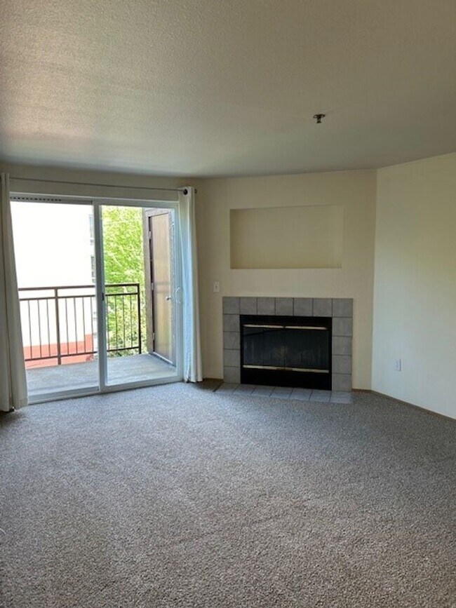Building Photo - Greenwood 1 Bedroom on Top Floor