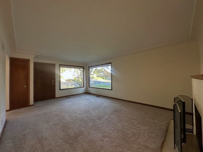 Building Photo - Gorgeous 2-Bedroom Rambler in heart of Fir...