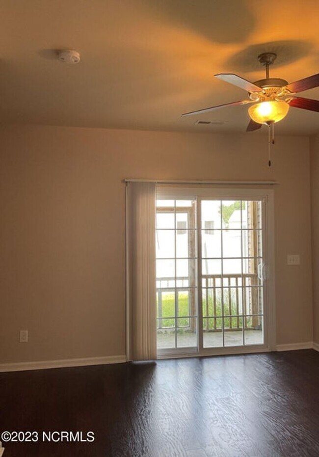Foto del edificio - Spacious 2 bedroom, 2.5 bathroom in Caroli...