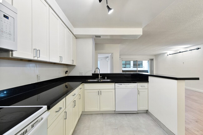 Building Photo - 642 N West Knoll Dr. Apartments