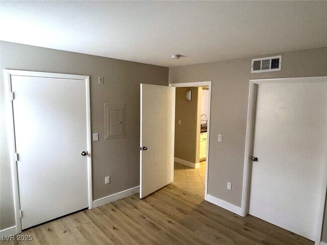 Foto del edificio - 2300 E Silverado Ranch Blvd