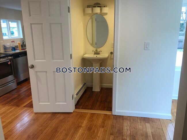 Building Photo - 10 Salem St