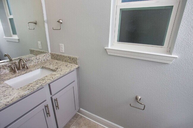 Foto del edificio - Great location! One block from DeVillier's Square and walking distance to Palafox.