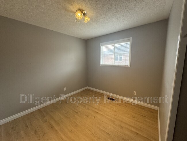 Photo du bâtiment - 1537 Ravenwood Dr