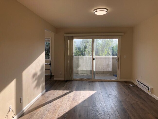 Sala de estar amplia y luminosa - 7150 Rainbow Dr