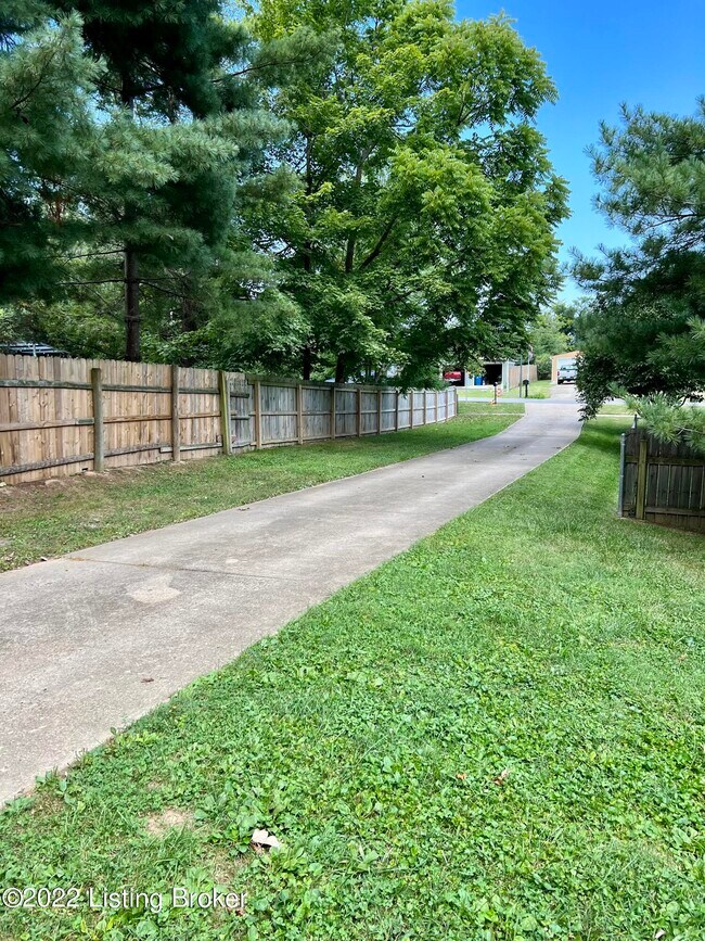 Building Photo - 501 Oak Leaf Dr