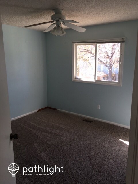 Building Photo - 1004 Blue Spruce Pl