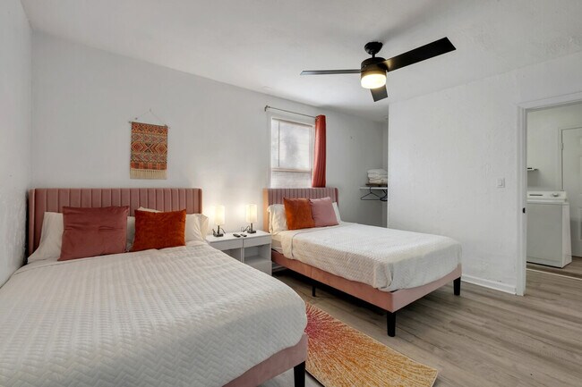 Foto del edificio - 2427 Ludmila Ln