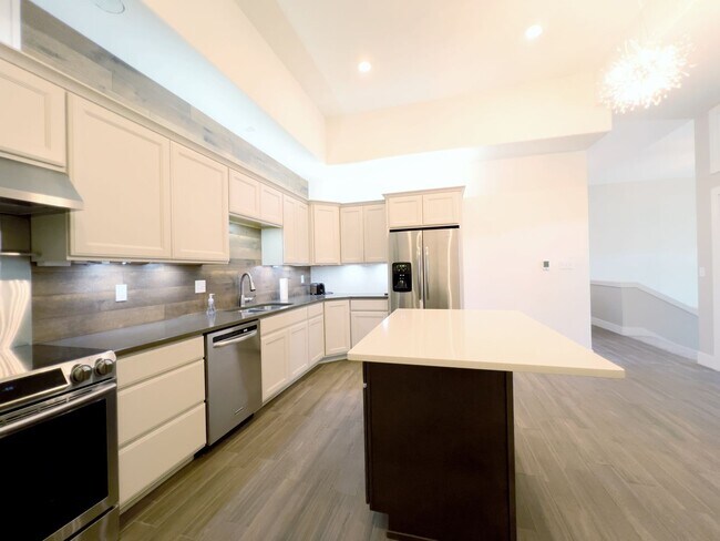 Building Photo - Remodeled with Lake Retreat Views!