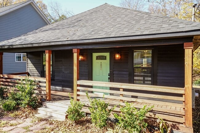 Building Photo - Two Bedroom Home