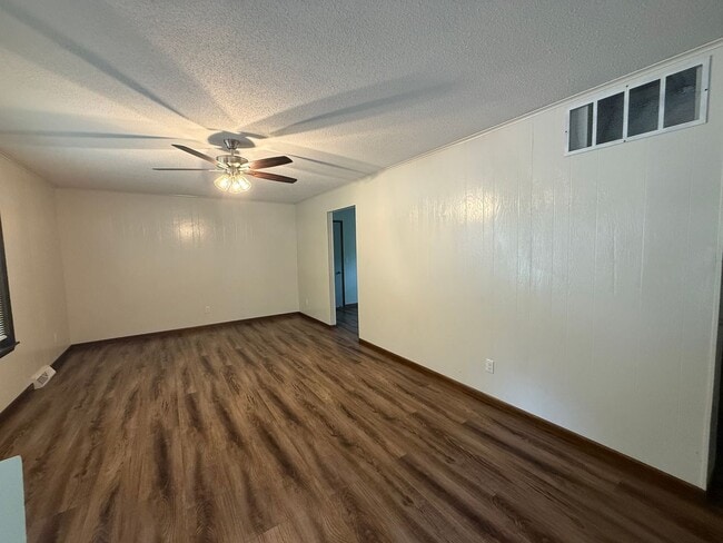 Building Photo - 2 Bedroom, 1 Bath Remodeled House