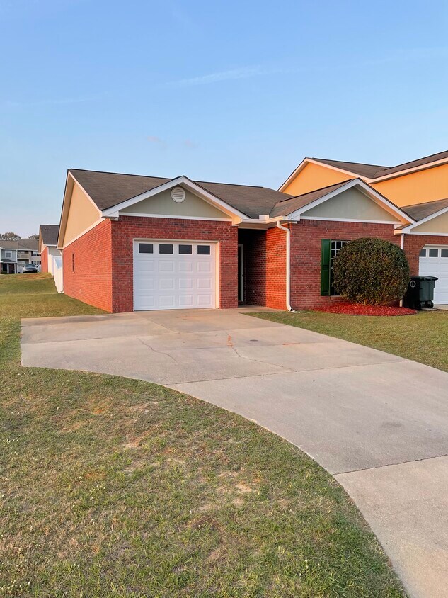 Foto principal - 203 Camden Drive
