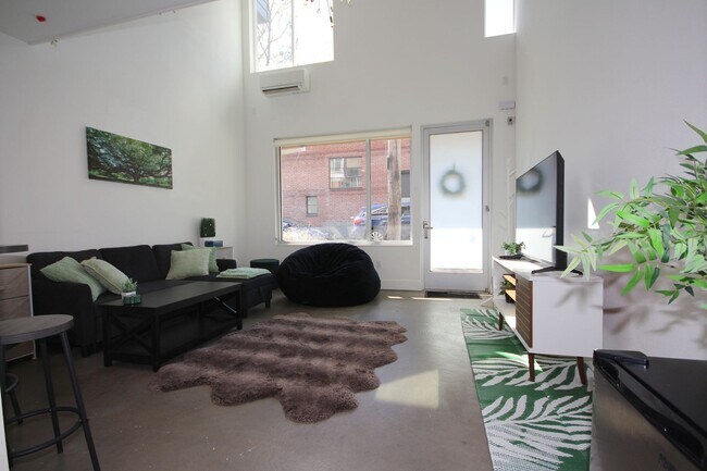 Foto del edificio - Modern Loft In Prime Wallingford Location!