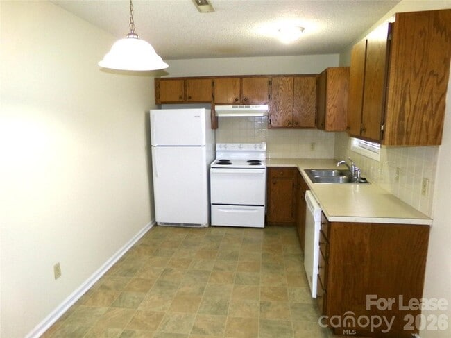 Building Photo - 100 Fairway St