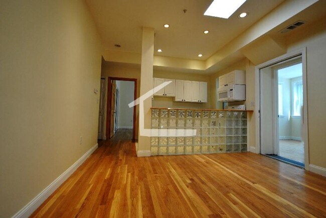 Building Photo - Charming 3 Bedroom -No Broker Fees