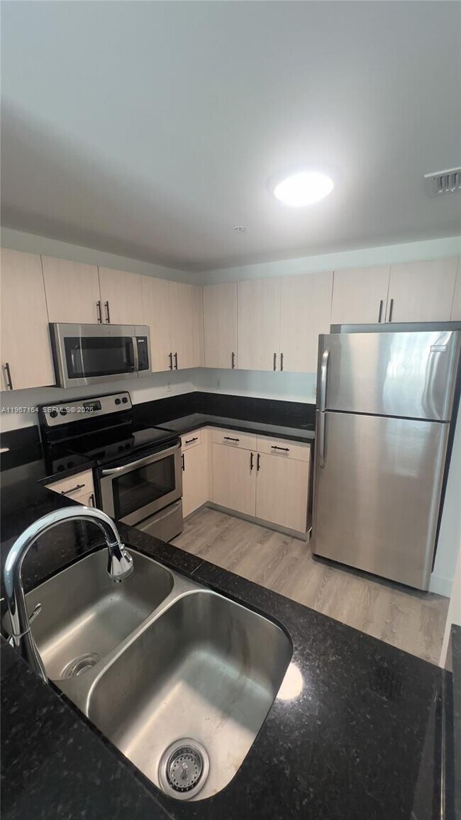 Foto del edificio - 50 Menores Ave