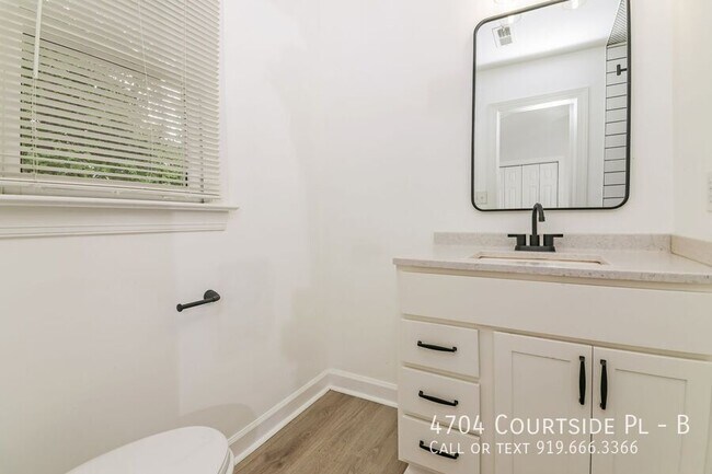 Foto del edificio - 4704 Courtside Pl
