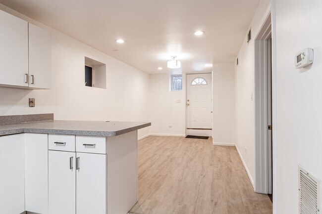 Building Photo - 1110 W Wolfram St