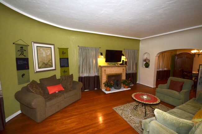 Large Living room - 315 S Cloverdale Ave