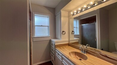 Building Photo - 1806 Cedar Dr