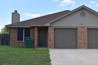Building Photo - 2316 Wildewood Dr