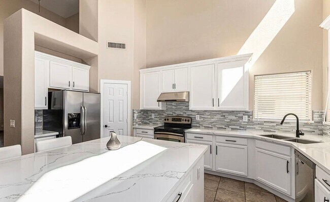 Building Photo - 5 BEDROOM HOME IN GILBERT WITH SOLAR/RV GATE