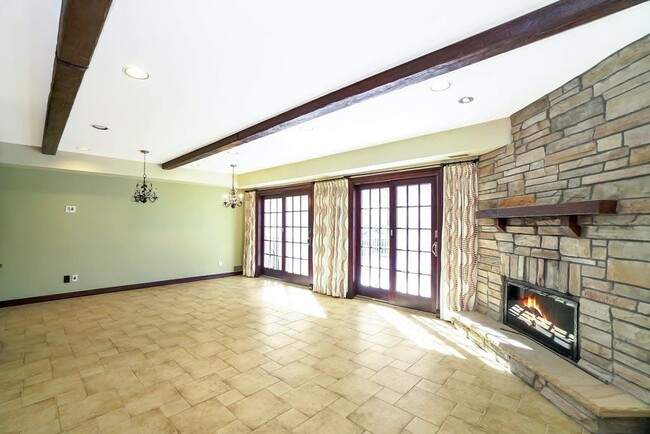 Building Photo - 16 Club Dr S