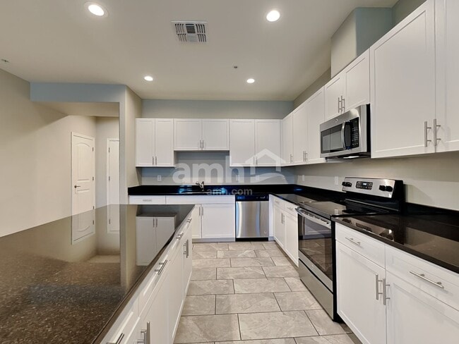 Building Photo - 2562 N Heritage St