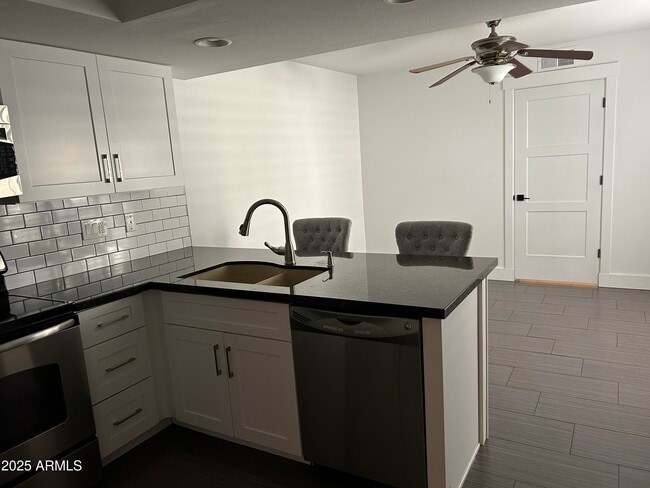 Building Photo - 320 E Larkspur Ln