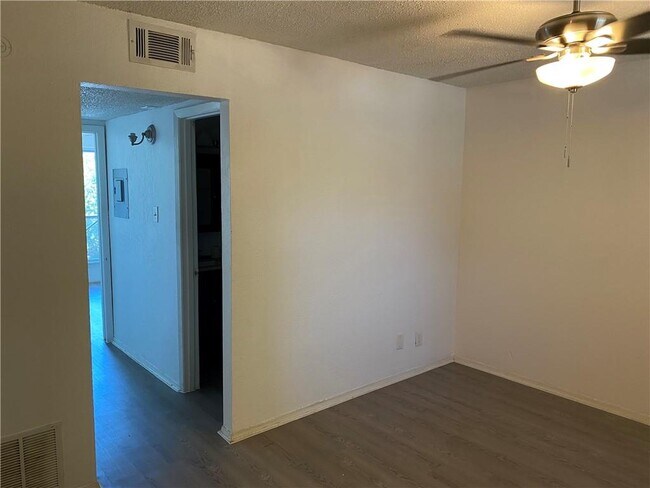 Foto del edificio - 2401 Manor Rd