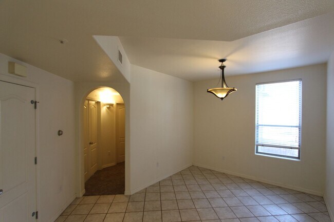 Foto del edificio - 3-Bedroom Summit Park Condo with Fireplace, Balcony & Covered Parking