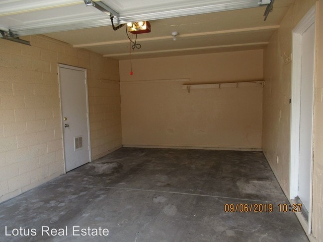 Building Photo - 816 N Revere