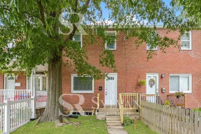 Building Photo - Impressive 3 BR, 2 BA Townhome