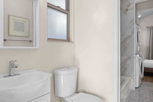 Building Photo - Charming 1 bed/1 bath Detached Guest House...