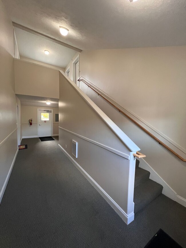 Building Photo - Lovely Downtown Off-Season Condo Available...