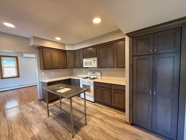 Foto del edificio - Beautiful 5 Bed 3 Bath Single Family Home ...