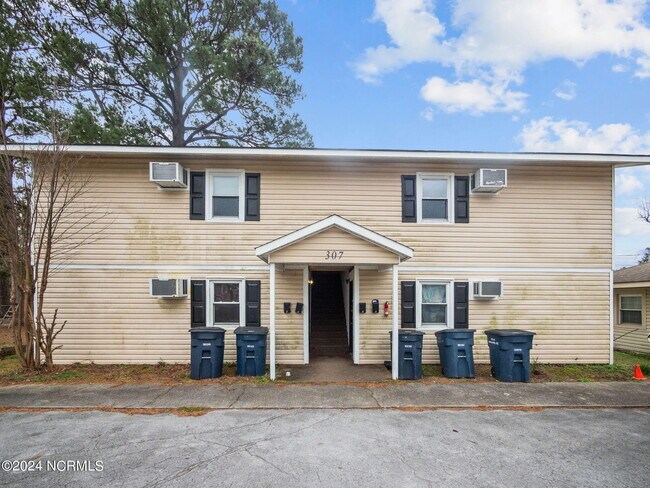 Building Photo - 307 Richlands Ave