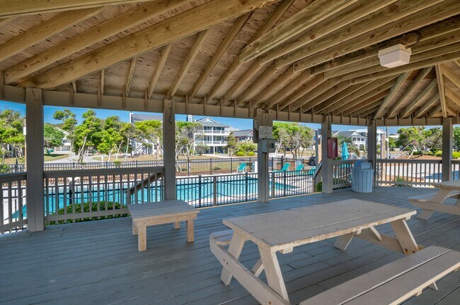 Foto del edificio - OFF-SEASON FURNISHED MONTHLY RENTAL STARTI...